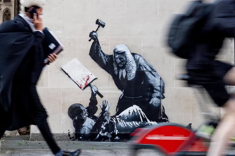 Banksy 全新壁画突袭伦敦皇家法院，讽刺法官镇压示威者