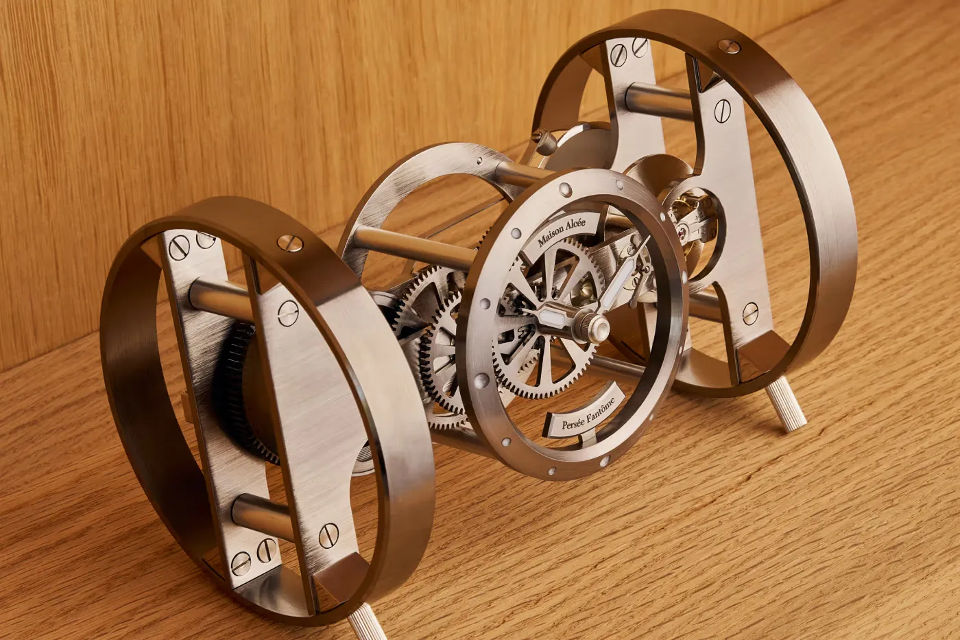 Maison Alcée × Hodinkee 联乘推出 Persée Fantôme 限量版座钟