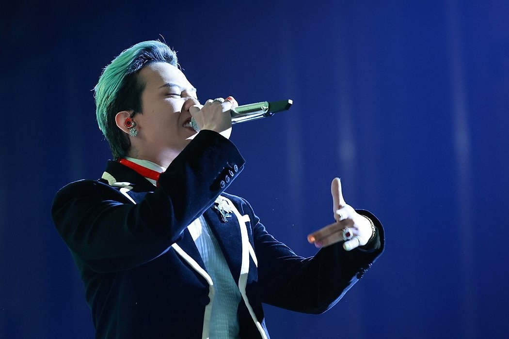 G-Dragon 荣获 2025 年 MAMA 颁奖典礼年度艺人奖