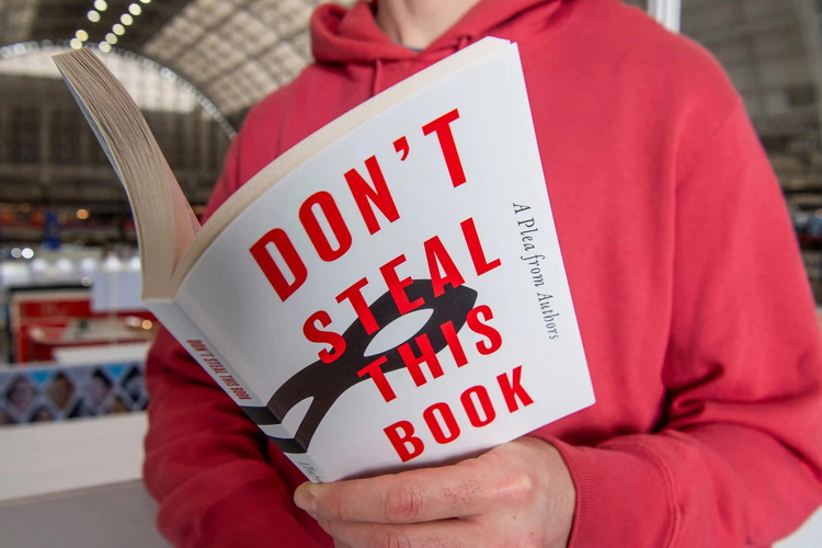 约一万名作家联名出版“空白”书籍，抗议 AI 擅用作品牟利