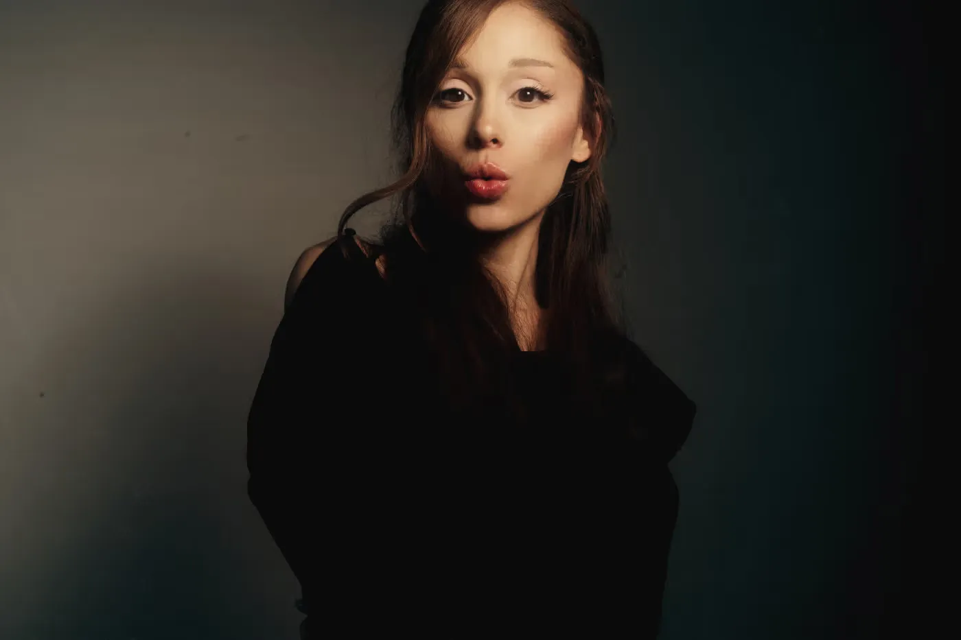 Ariana Grande 全新专辑《petal》今夏重磅登场