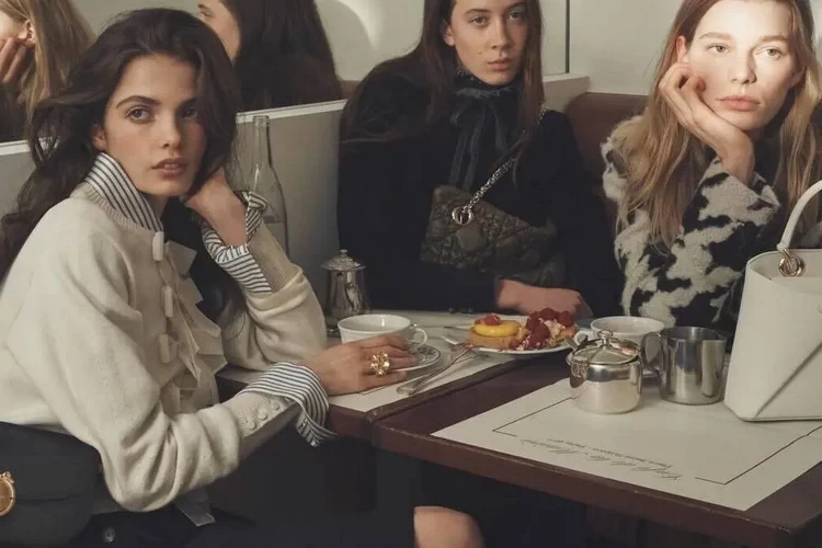 DIOR 推出以「咖啡馆社交」‌为主题的 2026 秋季大片