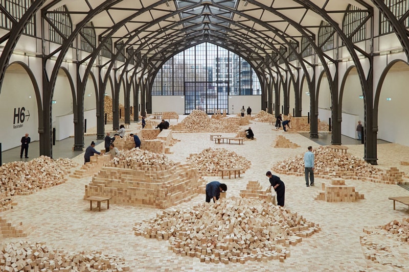 Lina Lapelytė 以 400,000 颗方块「搭建时间」：We Make Years Out of Hours