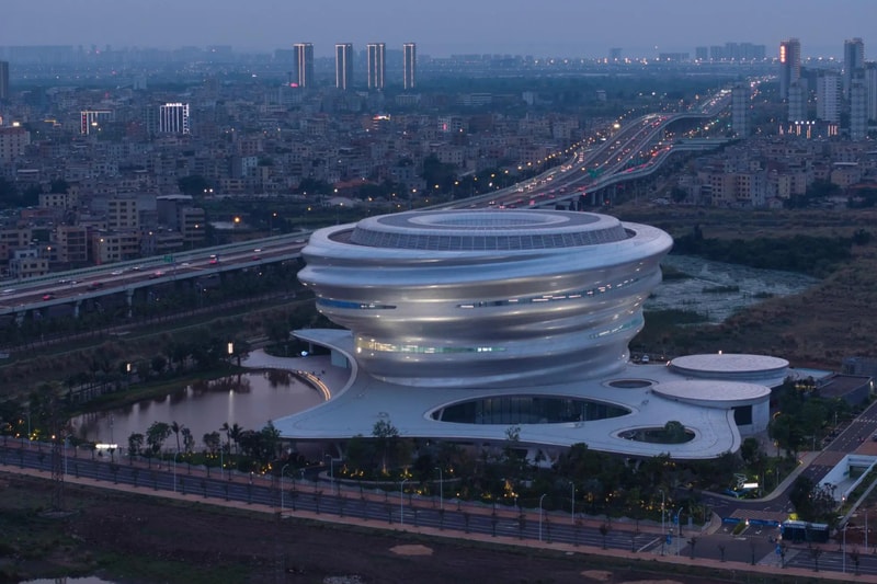 MAD Architects「海南科学博物馆」：悬浮海口上空的未来银色地标