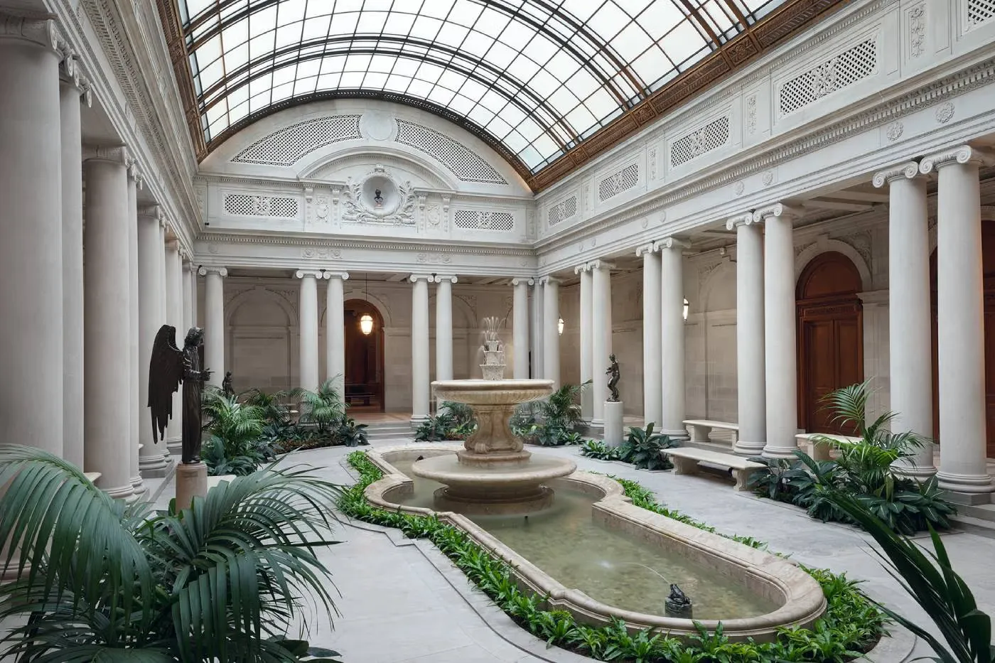 Louis Vuitton 将把 Cruise 2027 时装秀带到纽约 The Frick Collection