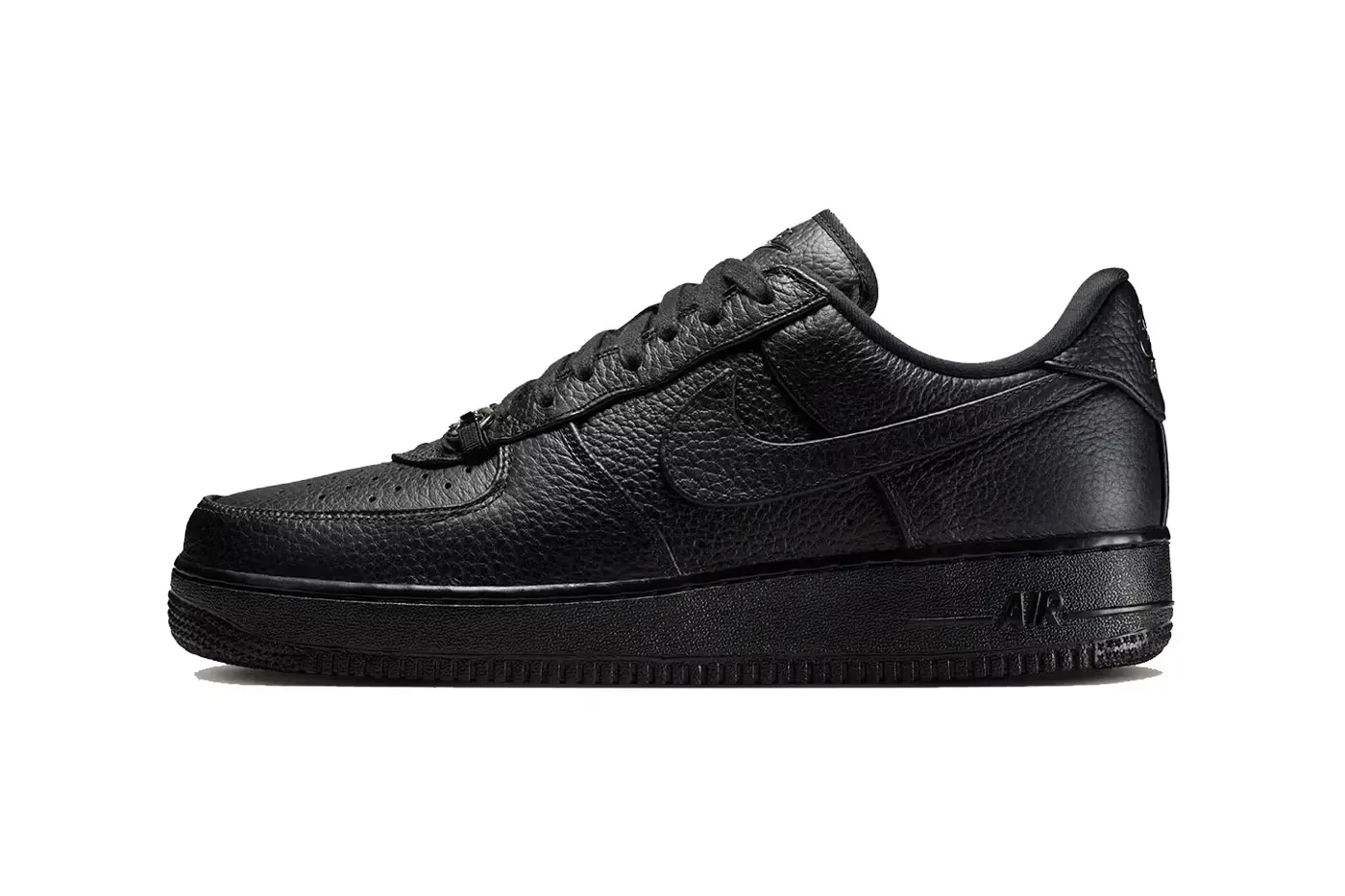 Nike 推出全新 Air Force 1「Black Leather」鞋款，马衔扣乐福鞋正装格调