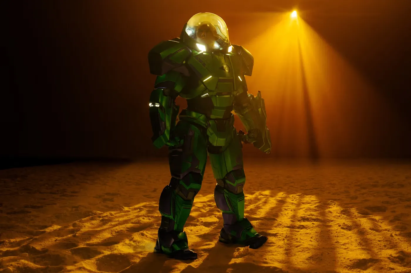 《Man of Tomorrow》释出首张「Lex Luthor 战甲」剧照：James Gunn 抢先公开震撼造型