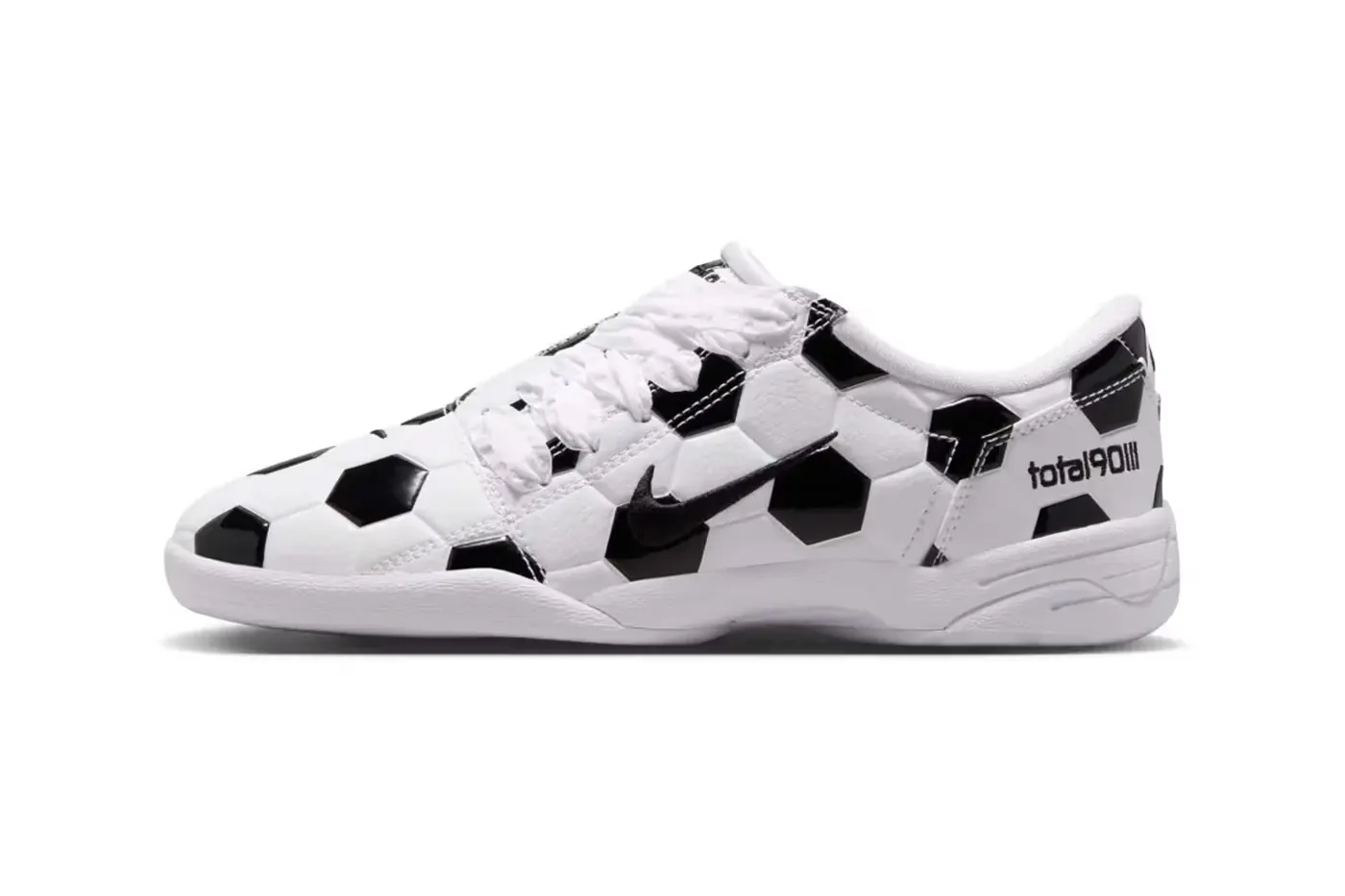 Nike Total 90「White/Black」鞋款，让足球车线纹理成为主角