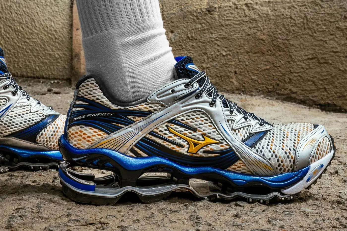 Mizuno 经典旗舰 WAVE PROPHECY 1 强势回归，推出两款高对比配色鞋款