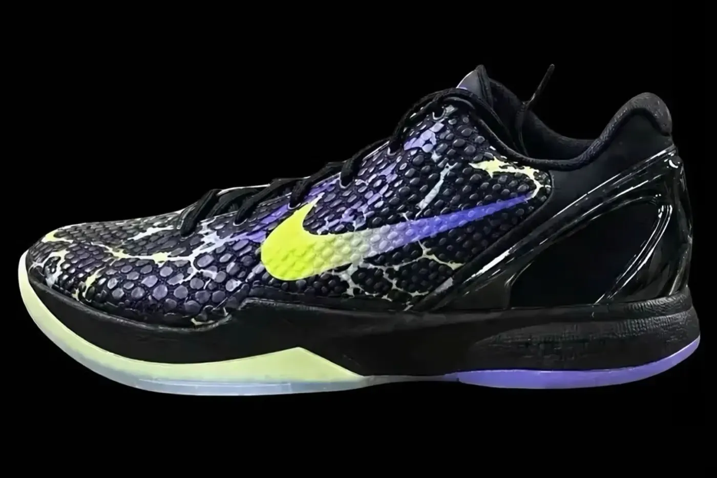 Nike Basketball 打破圣诞套路：黑魂 Kobe 6 Protro「Coals」鞋款登场