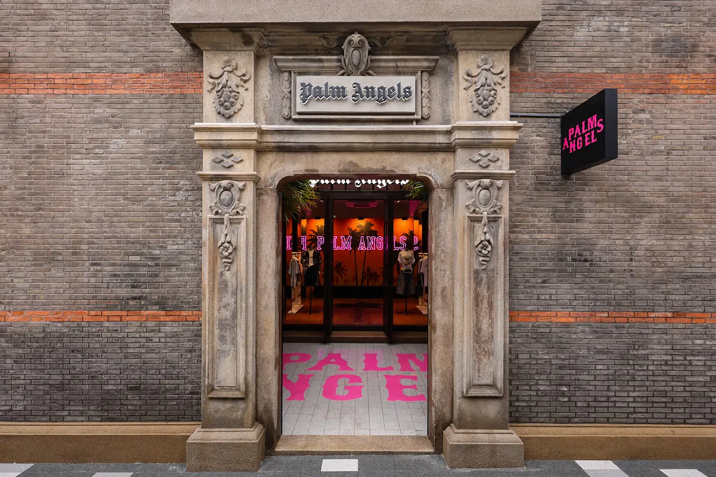 走进 Palm Angels 上海张园快闪空间