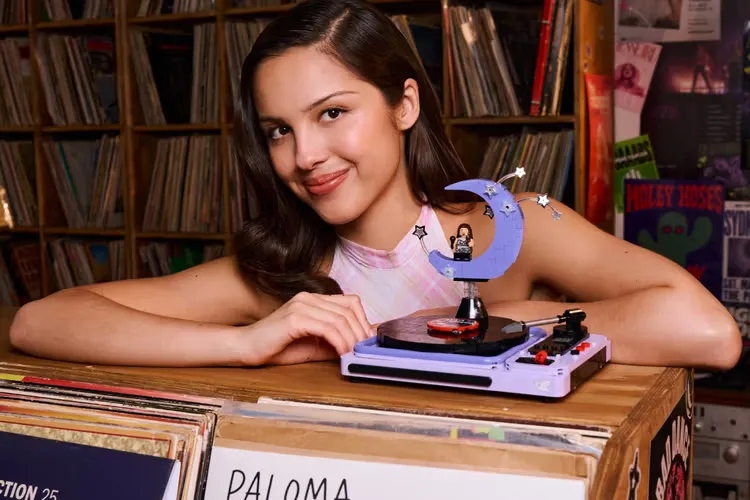 LEGO Editions 为 Olivia Rodrigo 量身打造 5 大主题套装,积木一砖一瓦拼出专属宇宙