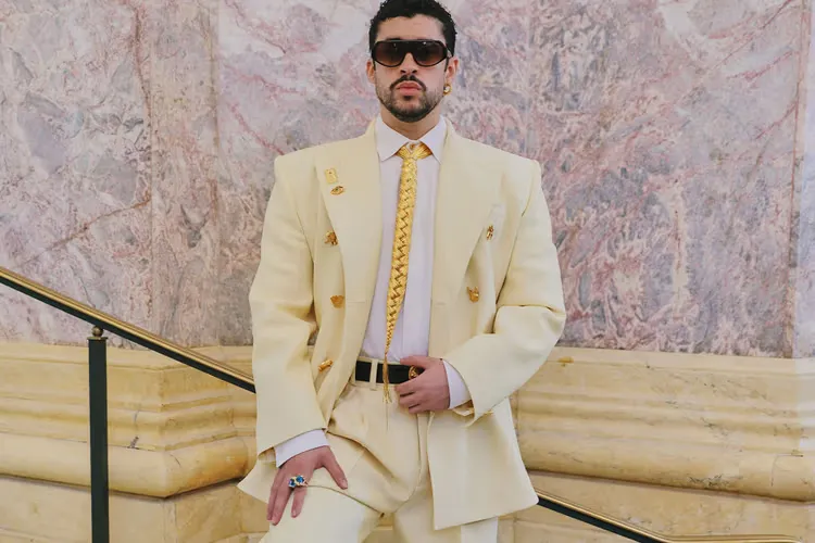 Fit Check：Bad Bunny 以订制 Schiaparelli 高级订制服攻占 Paris Fashion Week 全场焦点