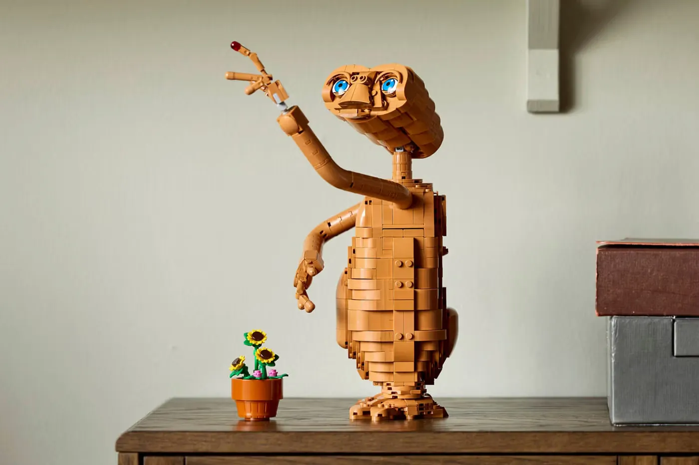 LEGO 推出 1,226 件《E.T. the Extra-Terrestrial》全可动套装，还原发光小小心