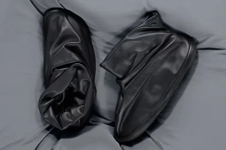 Camper 携手 ISSEY MIYAKE 推出首款联乘鞋款