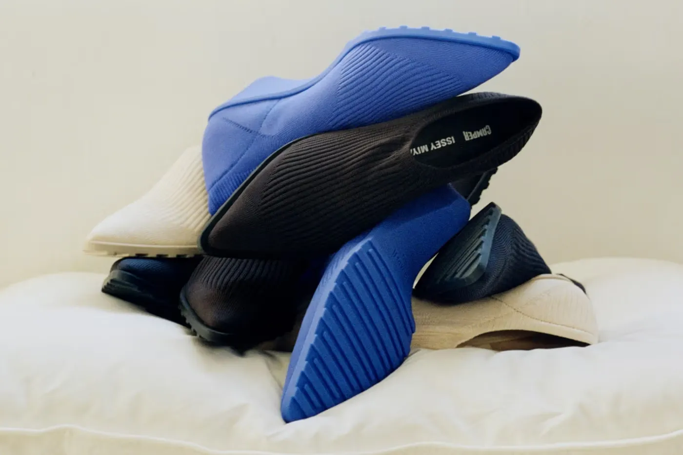 Camper 携手 ISSEY MIYAKE 推出全新袜靴设计「Anna」