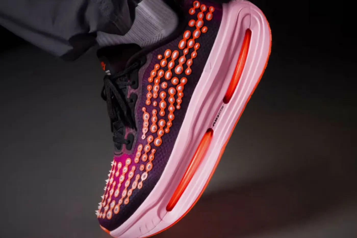 Nike 发布灵感源自东京街头文化的 Vomero Premium「Otaku Approved」鞋款