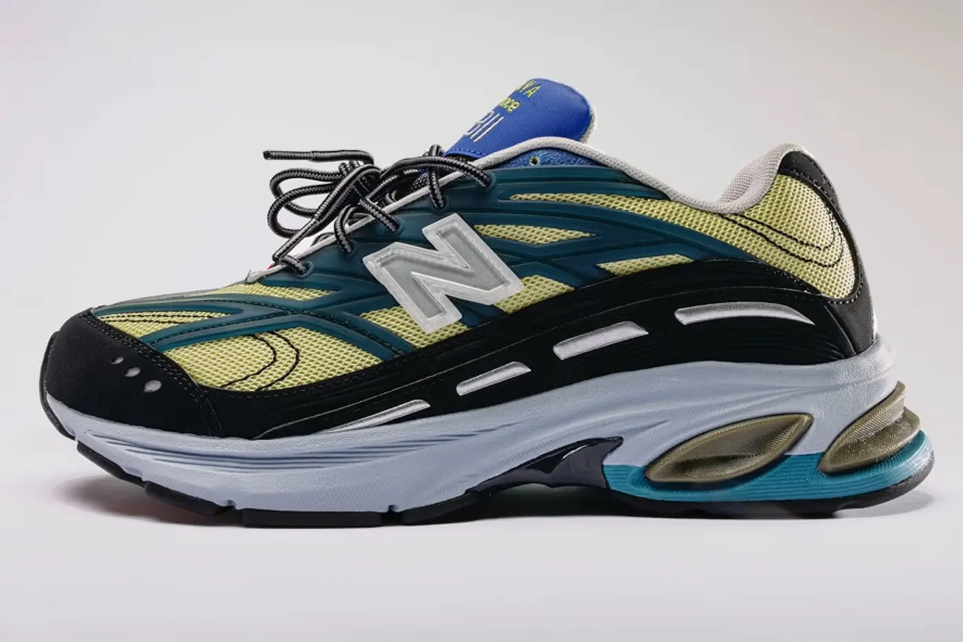 New Balance 与 Baklava 正式发布全新 2811 Signature Series Volume 1 鞋款