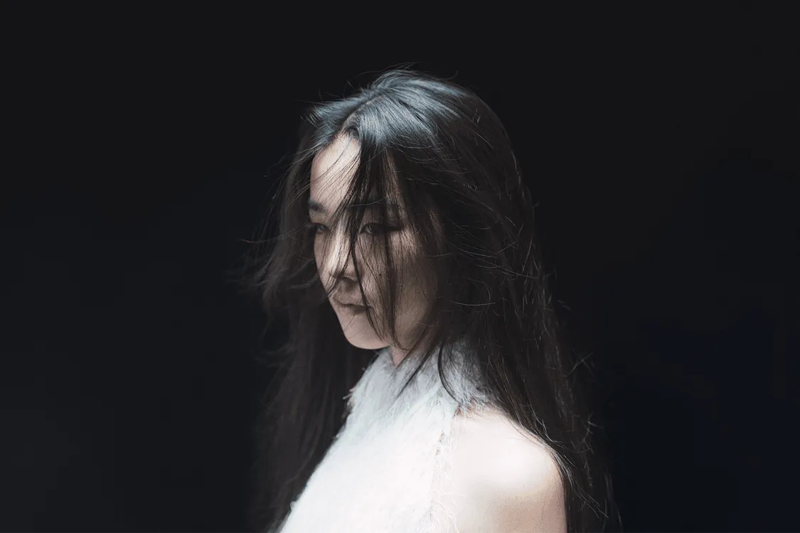 香港华纳唱片新生代女声 Kacey 陈凯琪首支单曲《完全真空》MV 上线