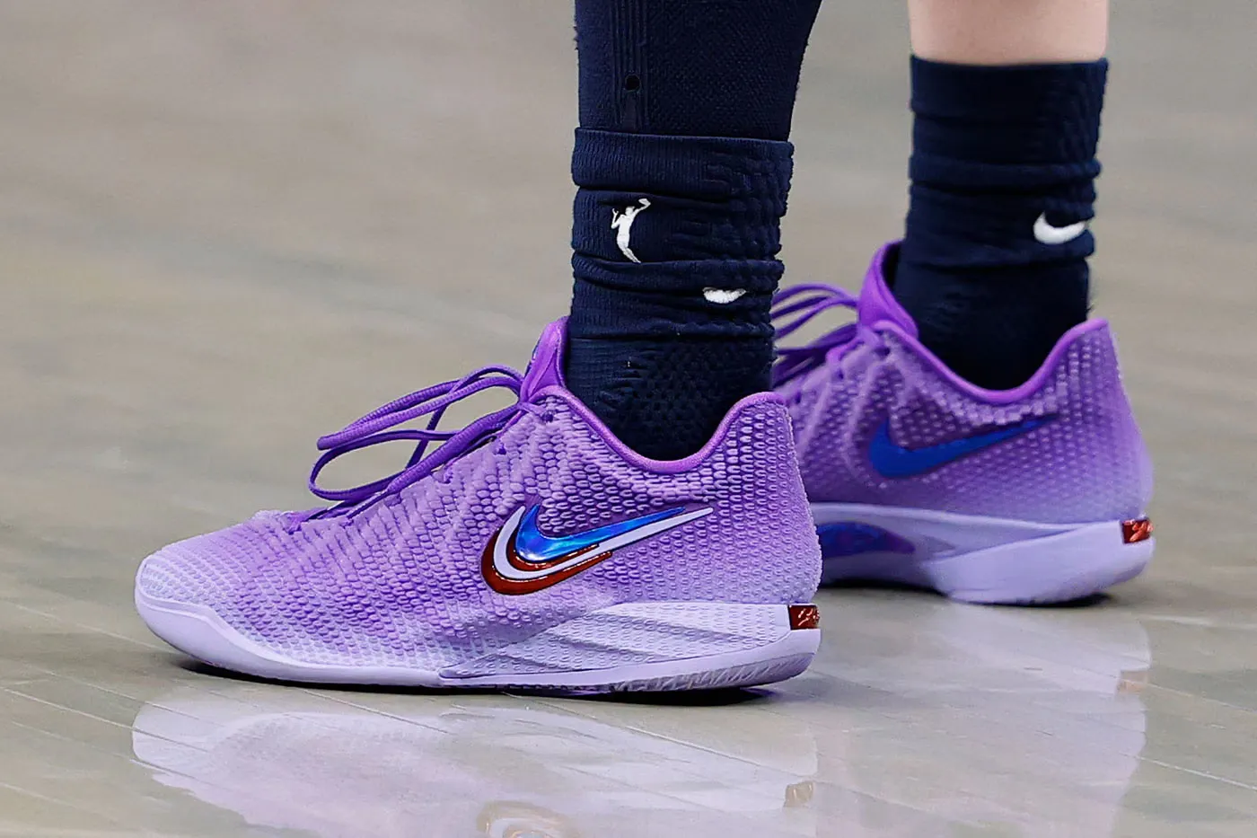 Caitlin Clark 赛场首度着用 Nike Caitlin 1「Purple」配色鞋款