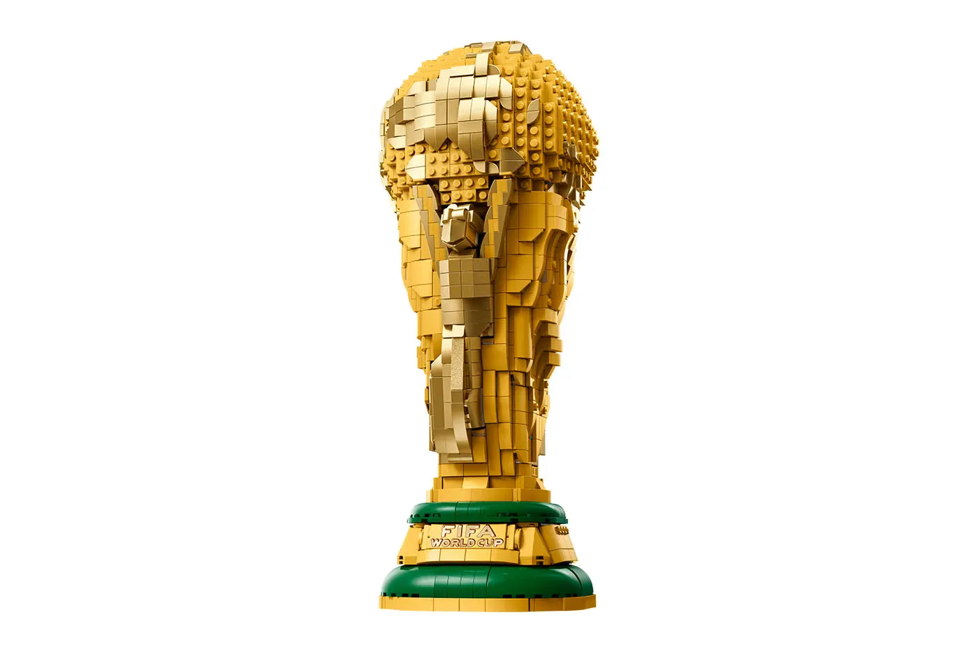 LEGO 以 2,845 块积木打造 1:1 FIFA World Cup「Champions Edition」奖杯，纪念西班牙 2026 年夺冠