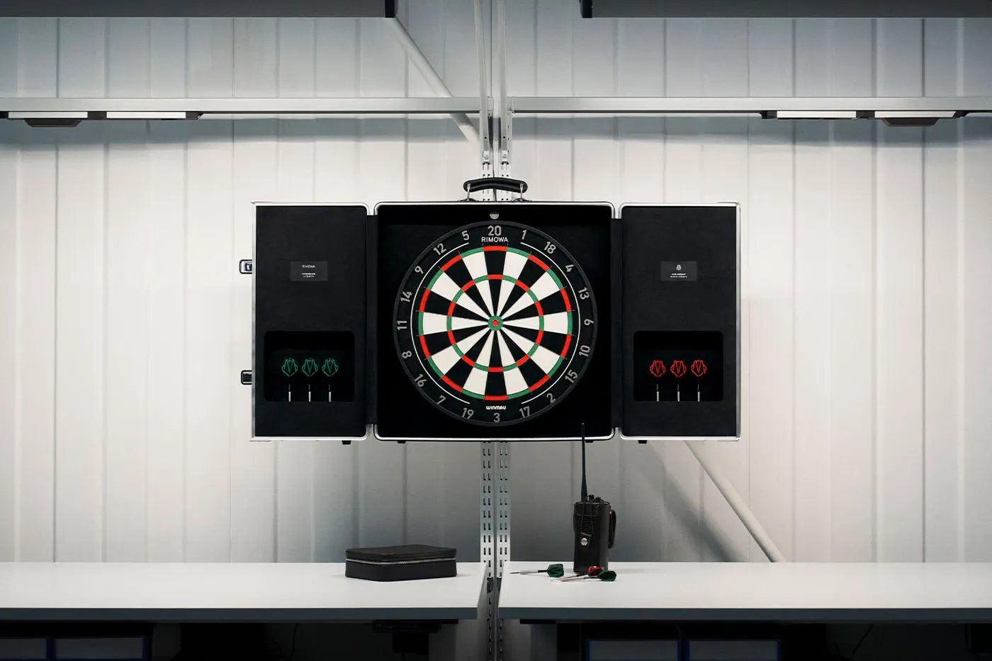 RIMOWA 联手 Winmau 推出限量铝制飞镖箱