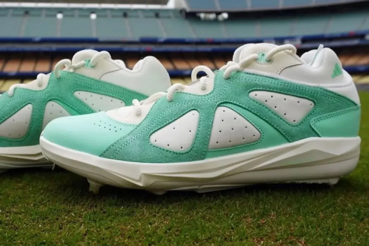 Kiké Hernández 率先着用 Bad Bunny × adidas BadBo 1.0 Cleats 最新「Mint Green」配色鞋款