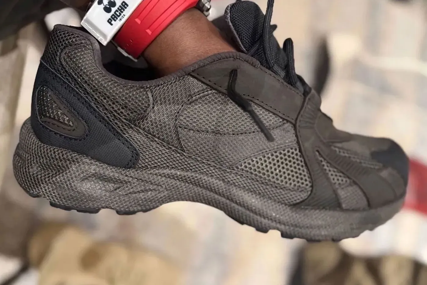 Ye 于 Instagram 率先曝光全新 YEEZY 800 球鞋的首张实物照