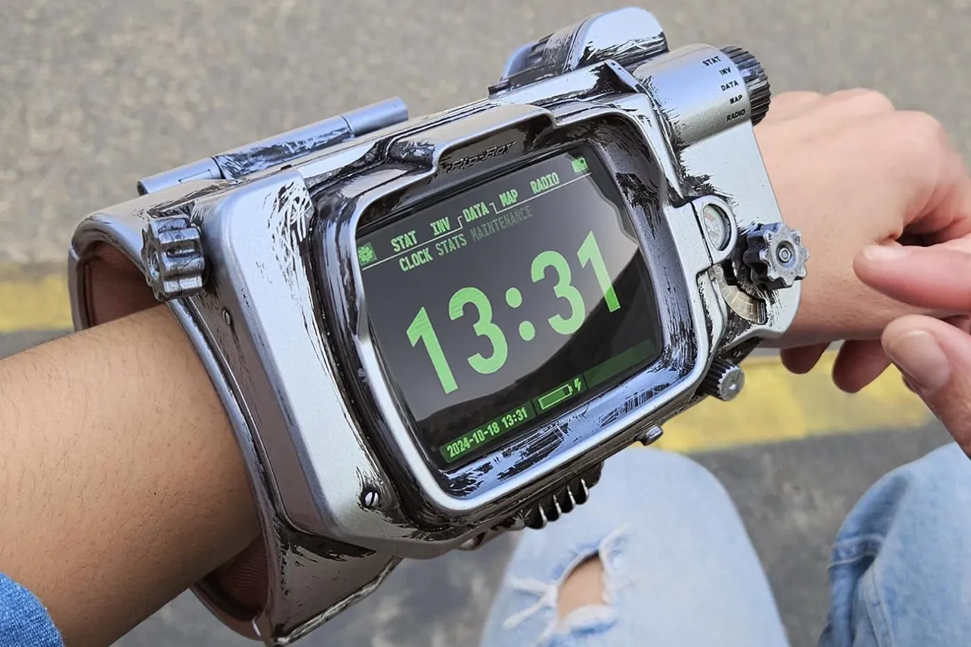 1:1 等比例《Fallout》Pip-Boy 复刻品可从手腕拆下置于桌面展示