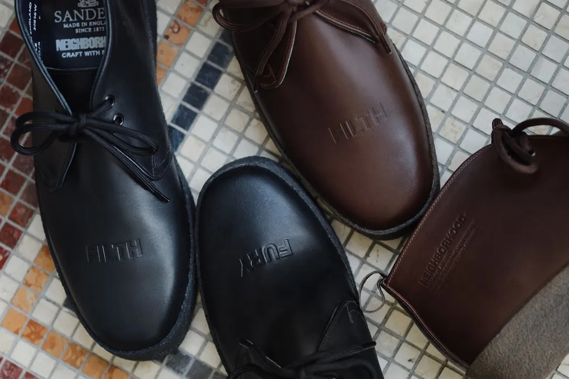 NEIGHBORHOOD 为 Sanders 经典 Brit Chukka Boots 注入叛逆态度