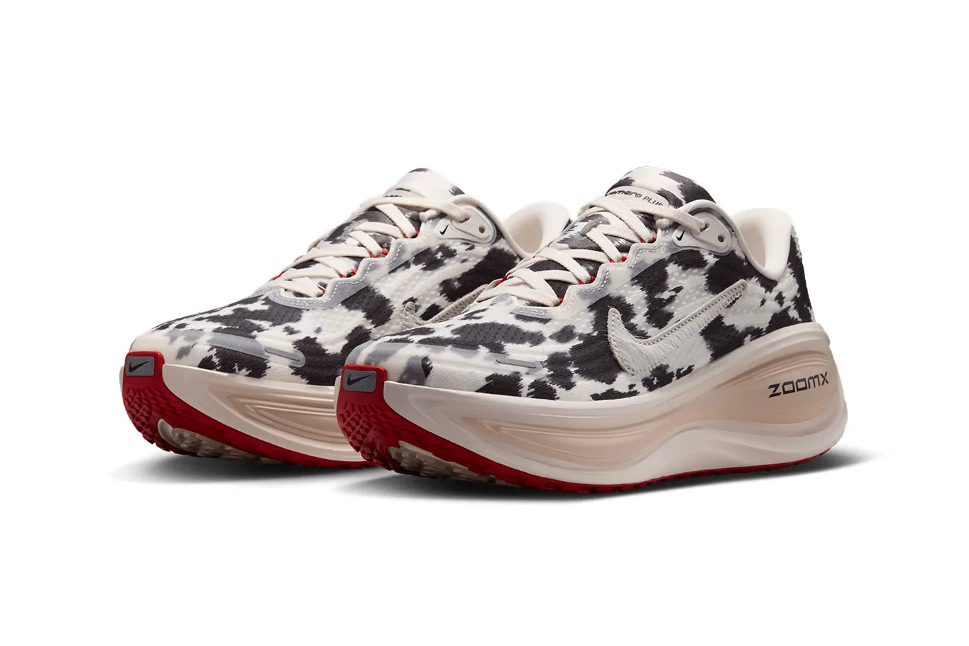 Nike 为 Vomero Plus 鞋款注入牛纹设计与 Sail 马毛质感 Swoosh