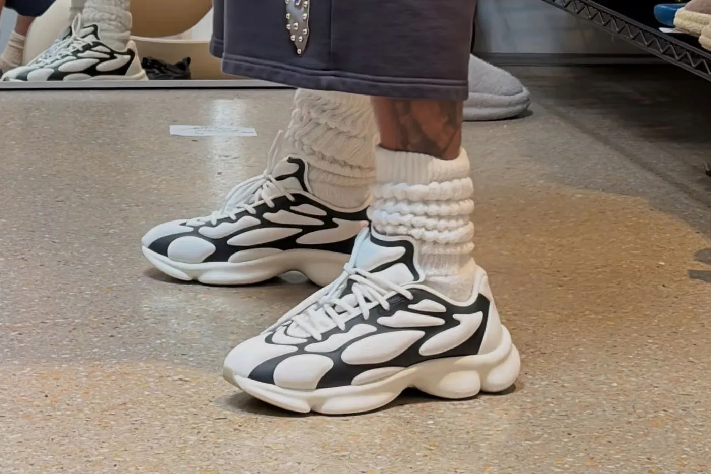 Justin Bieber 发布 SKYLRK Sensory Runner 全新「Black/White」配色鞋款