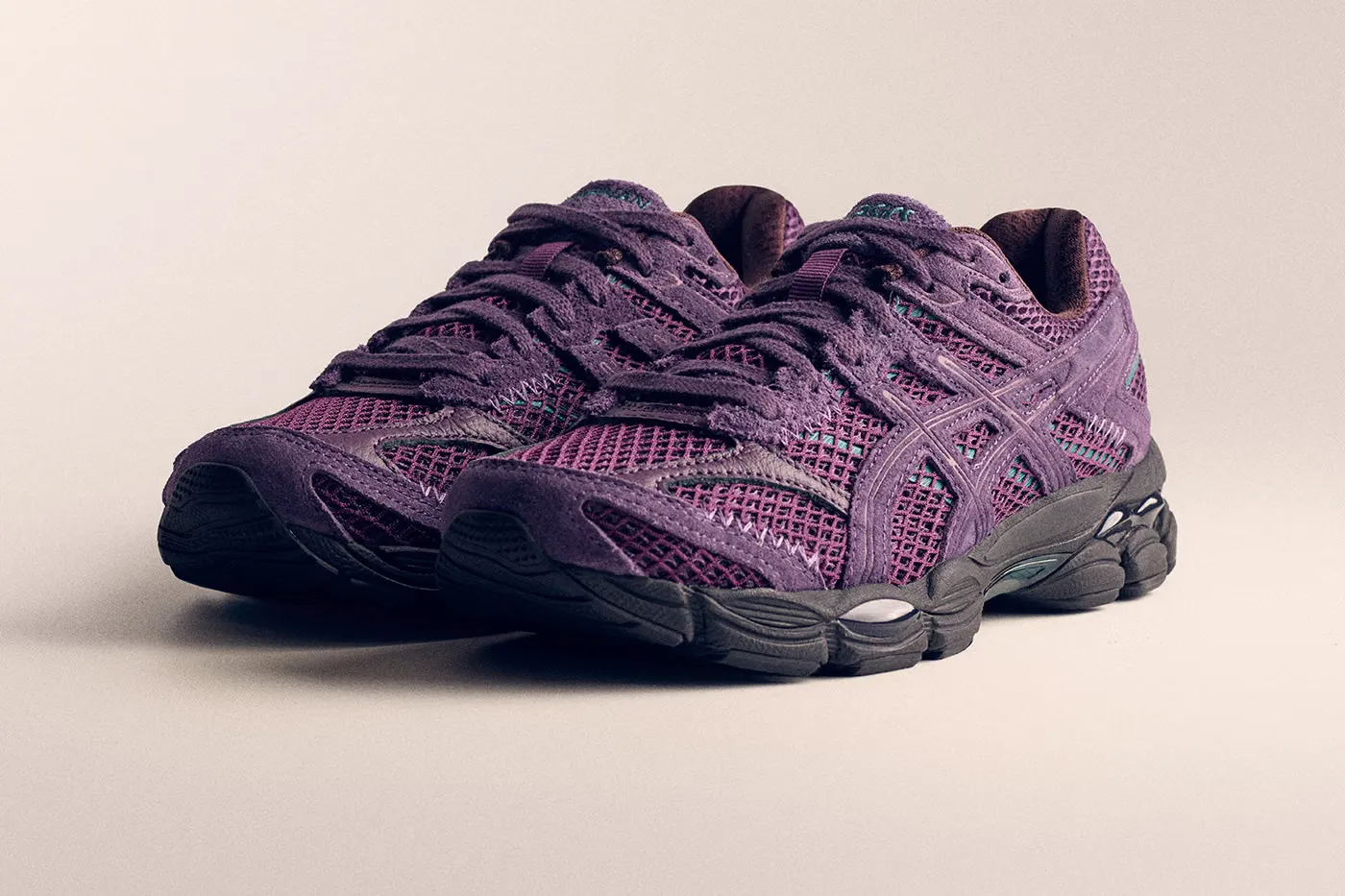 Carnan 与 ASICS 再度联手，推出紫色包覆的 GEL-CUMULUS 16 鞋款