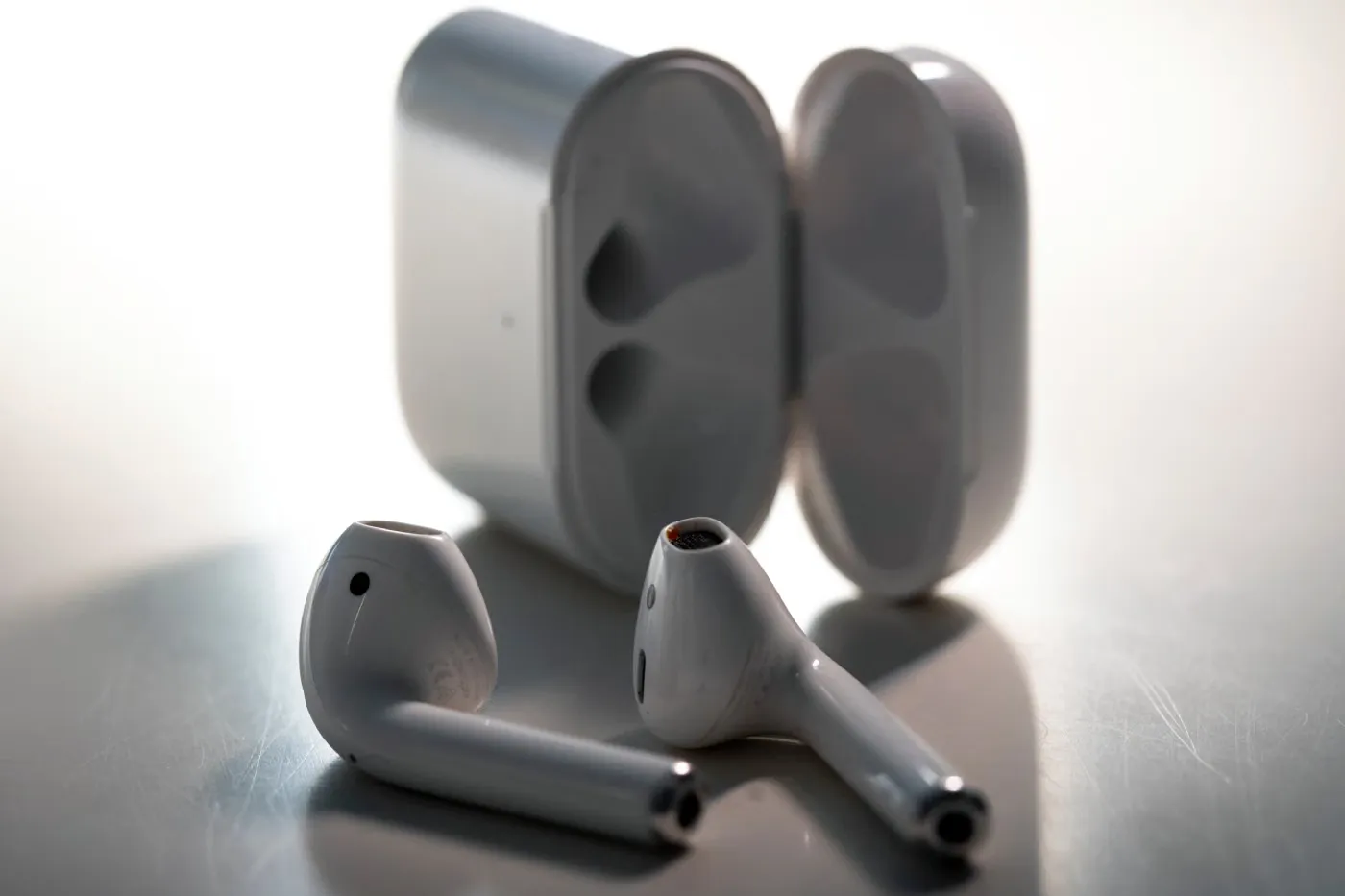 Apple 意外于 macOS Tahoe 更新中泄露配备镜头的 AirPods