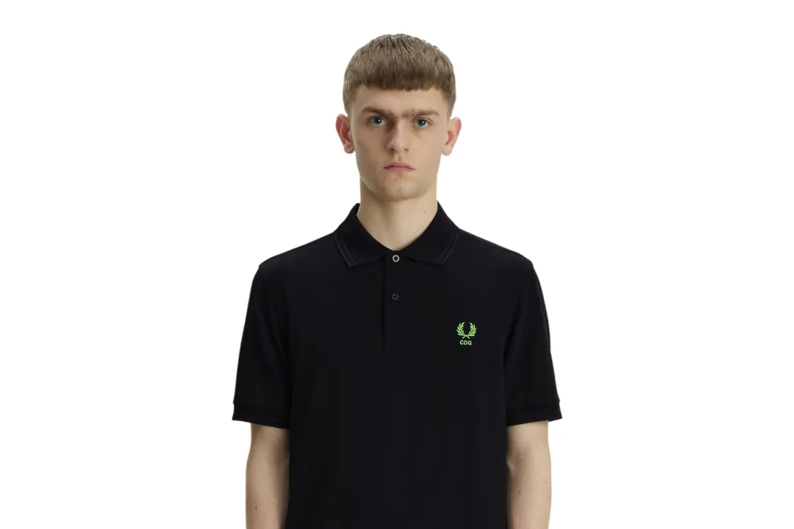 COMME des GARÇONS 为 Fred Perry 珠地布 Polo 恤注入霓虹细节