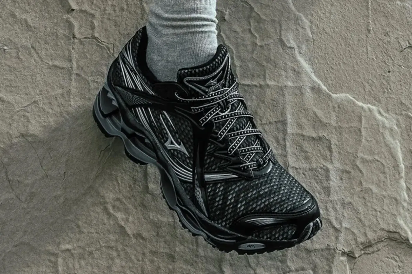 Mizuno 重新推出 WAVE PROPHECY 1 最新「Black」配色鞋款