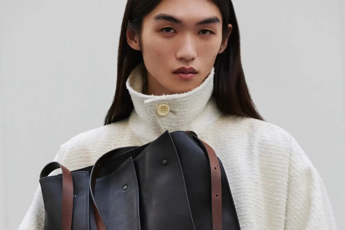 IM MEN 为 2026 秋季打造雕塑感「LEATHER PLEATS」肩背袋