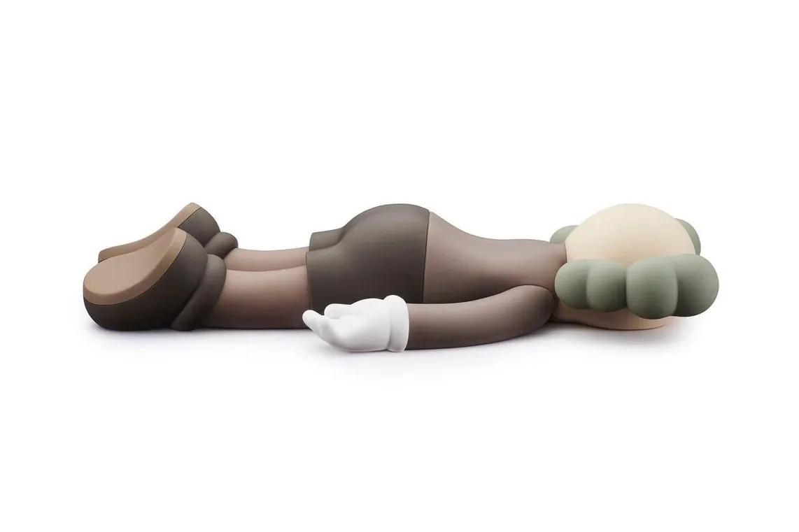 年末压箱宝－KAWS 推出全新 20 周年系列「面部朝下」搪胶公仔系列