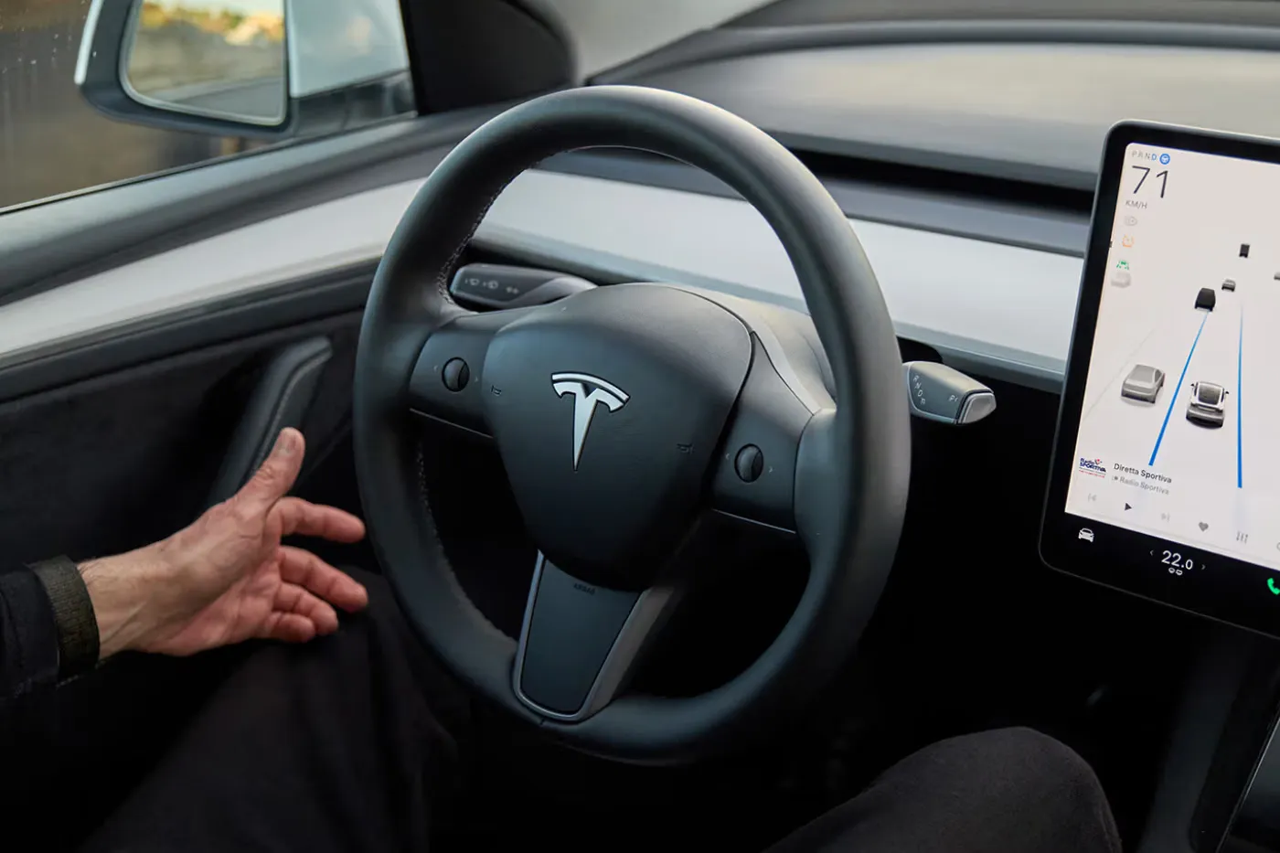 Tesla 预告 10 月 1 日揭晓配备 SpaceX 推进器的悬浮 Roadster
