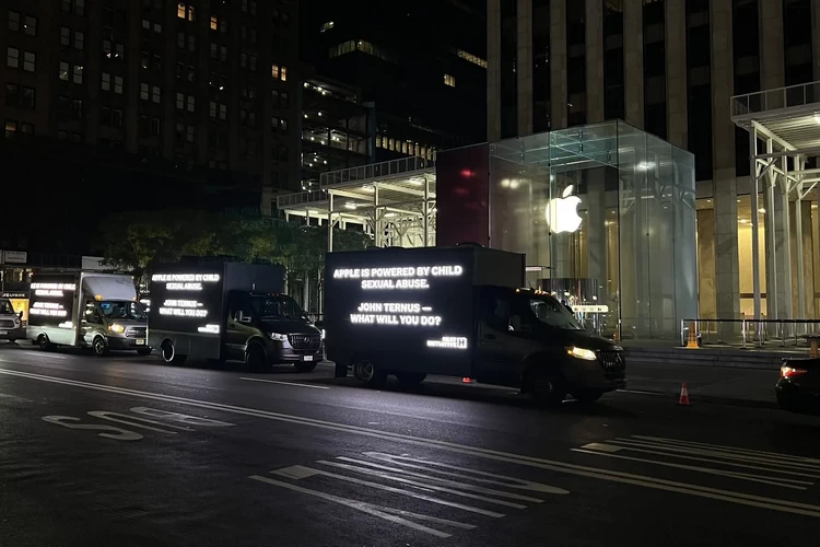儿童安全组织抗议苹果第五大道门店 iPhone 18 Pro 上市当天多辆宣传车到场