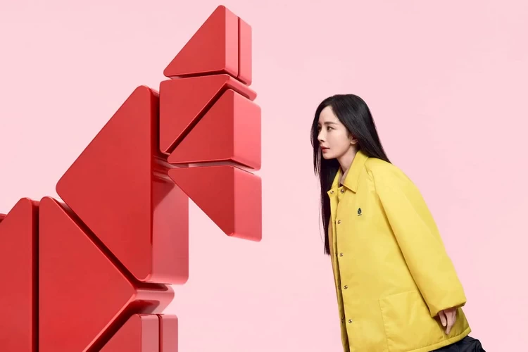 PRADA 代言人杨幂与马龙出镜 2026 春节广告片