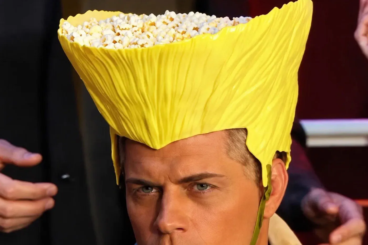 AMC 推出可穿戴式《Street Fighter》爆谷桶，让你戴上 Guile 的标志性平头发型