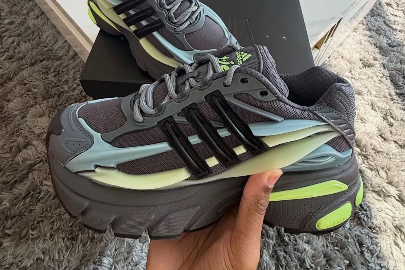 Pharrell 与 adidas 推出 Adistar Jellyfish「Core Black/Multicolor」新配色鞋款