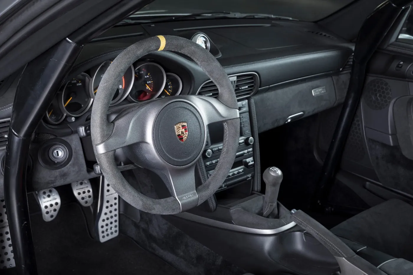 保时捷 Porsche 为混能车申请设有实体离合器踏板及 H 型排档杆的双离合器变速箱专利