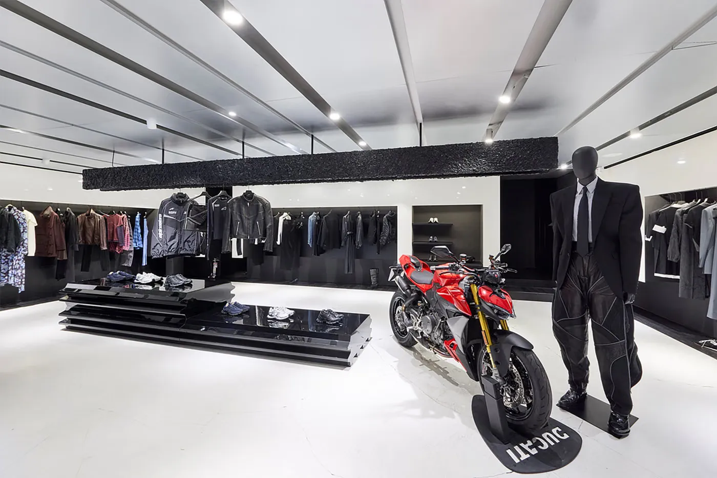 JUUN.J 携手 Alpinestars RSRV 推出全新胶囊系列