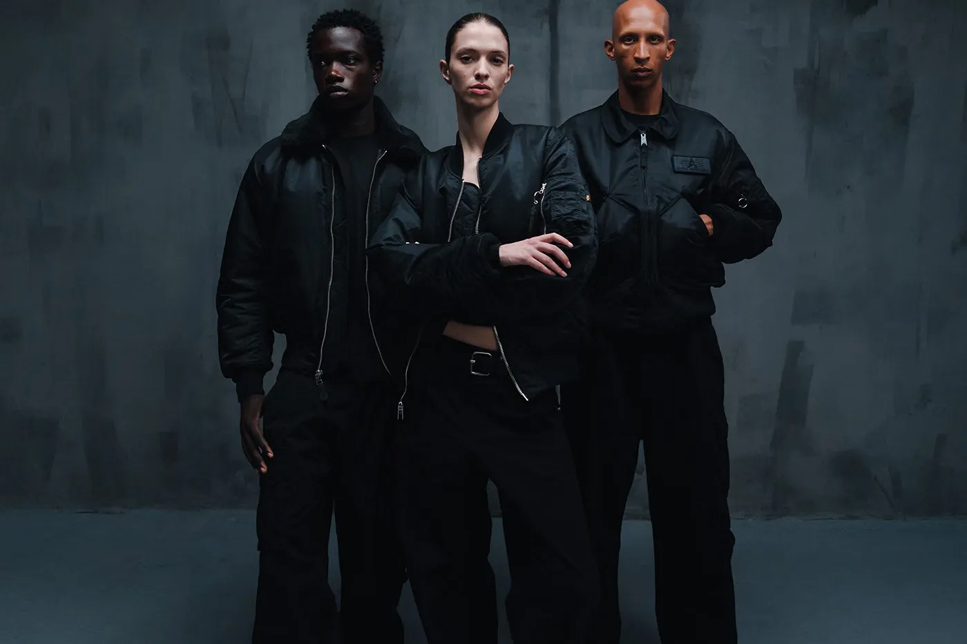 Alpha Industries 最新「Triple Black Pack」将 MA-1、B-15 与 CWU-45 以全黑姿态呈现