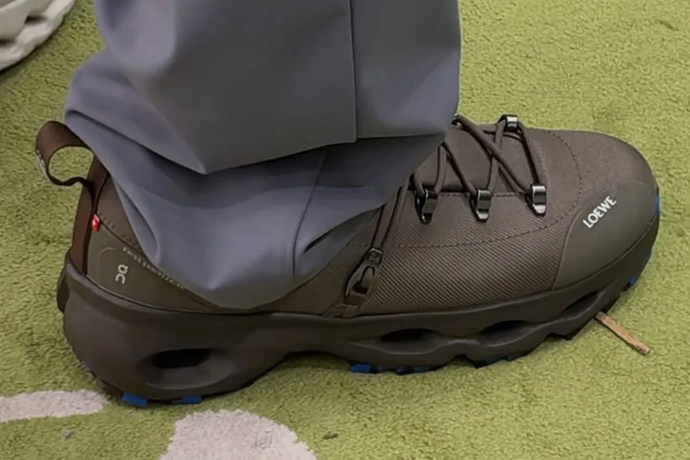 LOEWE 与 On 携手升级 Cloudsolo 推出 $890 美元 Hiker 鞋款