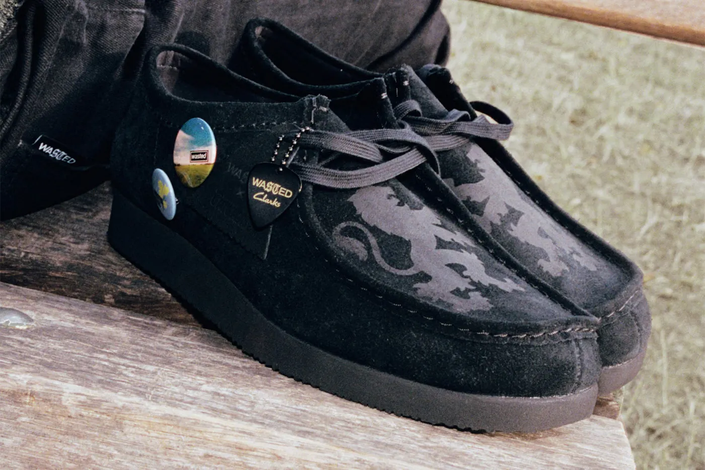 Wasted Paris × Clarks Originals 将英伦摇滚纪念品融入可定制的 Wallabee Lite 鞋款中