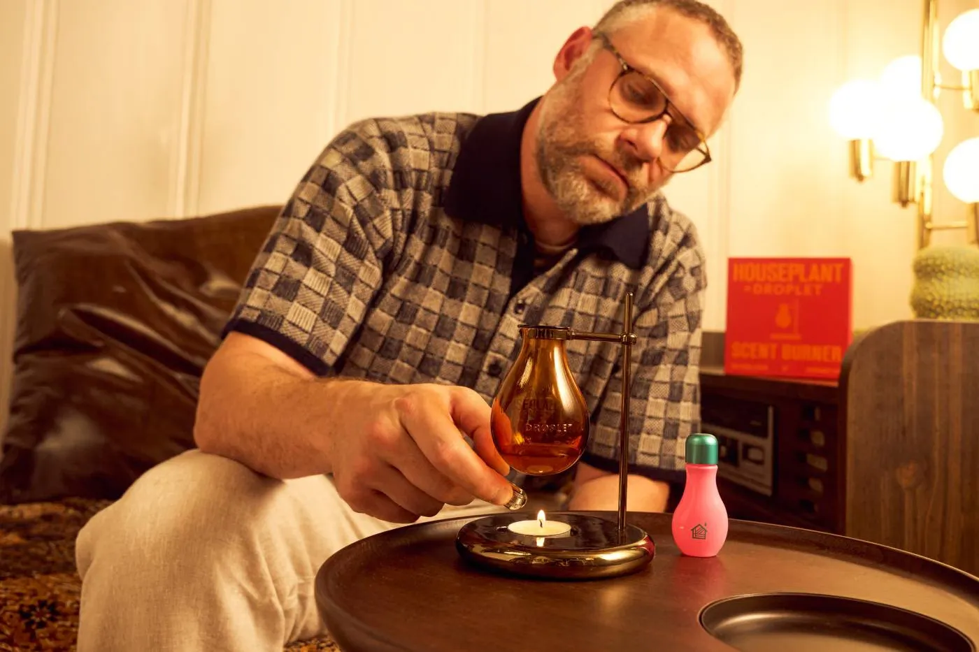 Seth Rogen 品牌 Houseplant × Droplet 推出「Scent Burner」：悬浮于茶蜡上的手工吹制琥珀玻璃