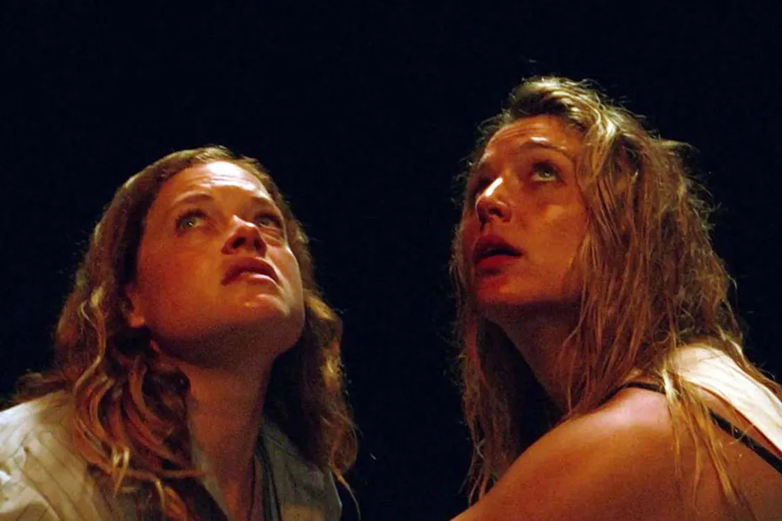 Jane Levy 与 Jessica Rothe 对抗面具杀手 Blumhouse 砍杀恐怖片《River》首支预告释出